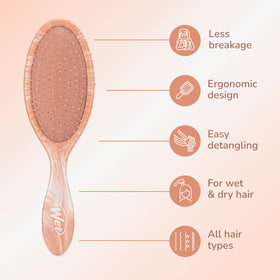 Brosse Wet Brush Originale Démêlante rose en situation sur un meuble