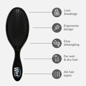 Brosse Wet Brush Originale Noire en utilisation sur cheveux mouillés