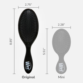 Brosse Wet Brush Originale Noire en utilisation sur cheveux secs