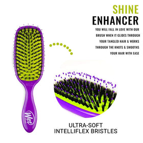 Brosse Wet Brush Shine support avec des cheveux bouclés