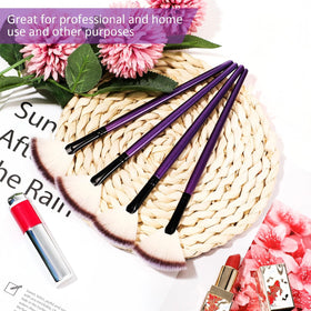 Brosses à masque facial Maitys, ensemble sur une surface blanche