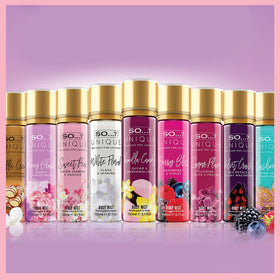 Brume corporelle Vanille Sucrée So...? sur une coiffeuse avec d'autres produits de beauté