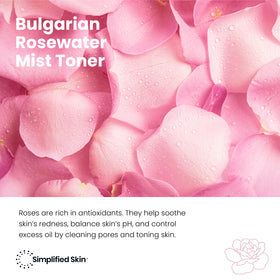 Brume d'Eau de Rose Bio Simplified Skin avec fleurs de rose en arrière-plan