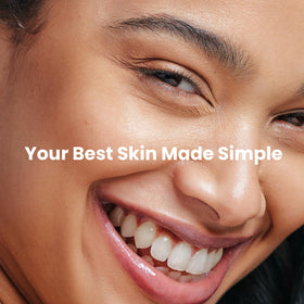 Brume de rose Simplified Skin avec ingrédients naturels en arrière-plan