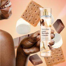 Brume parfumée Bodycology Cozy Fireside S'more entourée de guimauves