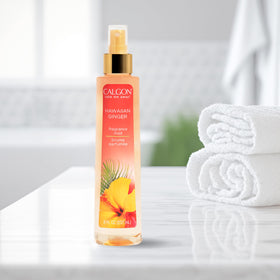 Brume parfumée Calgon Hawaiian Ginger dans un décor tropical