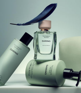 Brume parfumée Daring Victoria's Secret 250 ml sur une table de maquillage