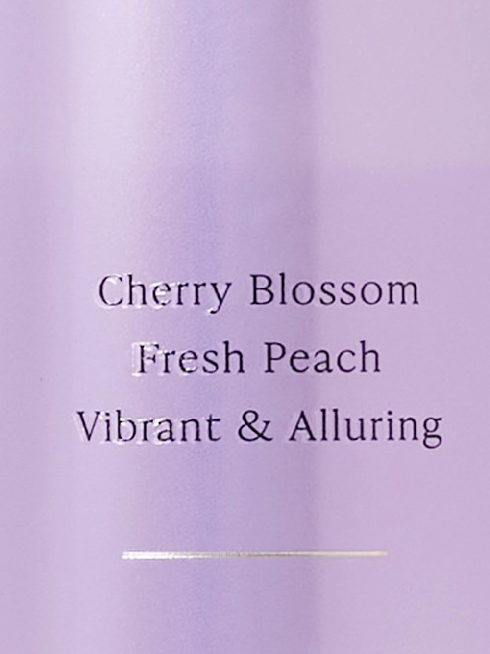 Brume parfumée Love Spell Victoria's Secret sur une coiffeuse