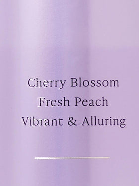 Brume parfumée Love Spell Victoria's Secret sur une coiffeuse