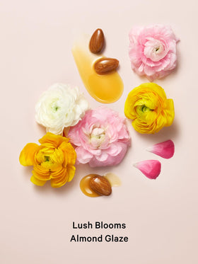 Brume parfumée Velvet Petals Shimmer sur un fond décoratif