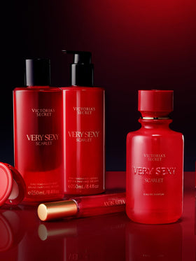 Brume parfumée Very Sexy Scarlet sur un fond esthétique