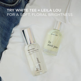 Brume Parfumée White Tee sur une coiffeuse élégante