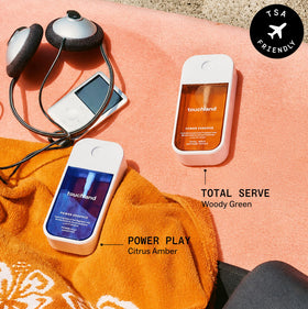 Brume Touchland Total Serve dans un sac de sport