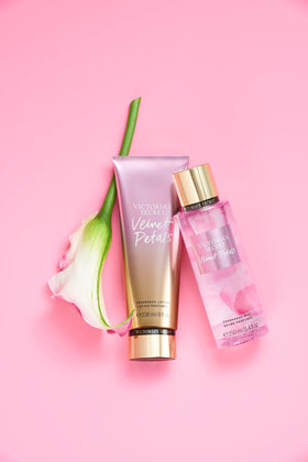 Brume Velvet Petals en application sur la peau