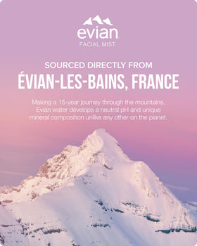 Brume visage Évian Glow avec des ingrédients naturels en arrière-plan