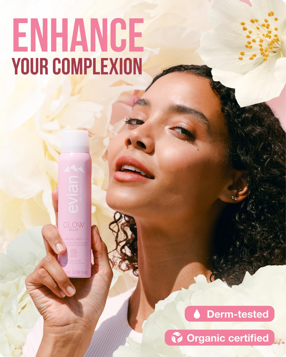 Brume visage Évian Glow sur un fond naturel
