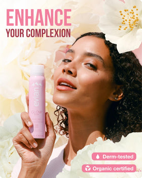 Brume visage Évian Glow sur un fond naturel