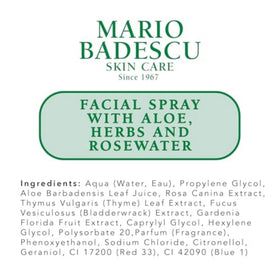 Brume visage Mario Badescu avec fleurs en arrière-plan