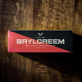Brylcreem crème capillaire 3-en-1 à l'intérieur d'une salle de bain