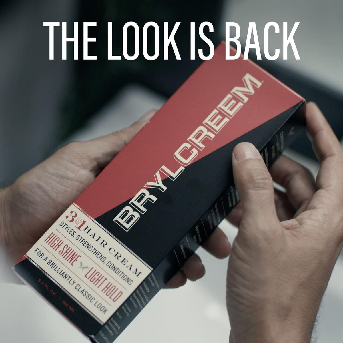 Brylcreem crème capillaire 3-en-1 dans une main