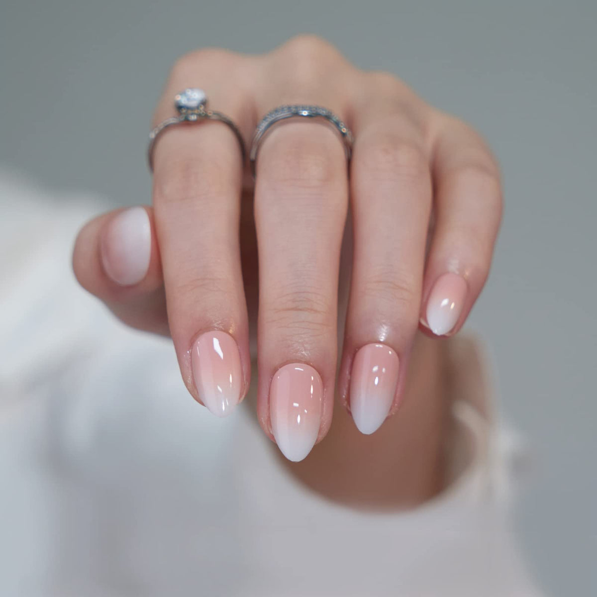 BTArtbox Faux Ongles Pressés Crème Vanille Amande en action