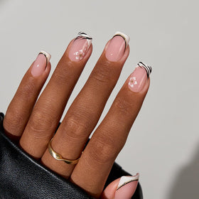 BTARTBOXNAILS faux ongles en action sur une main
