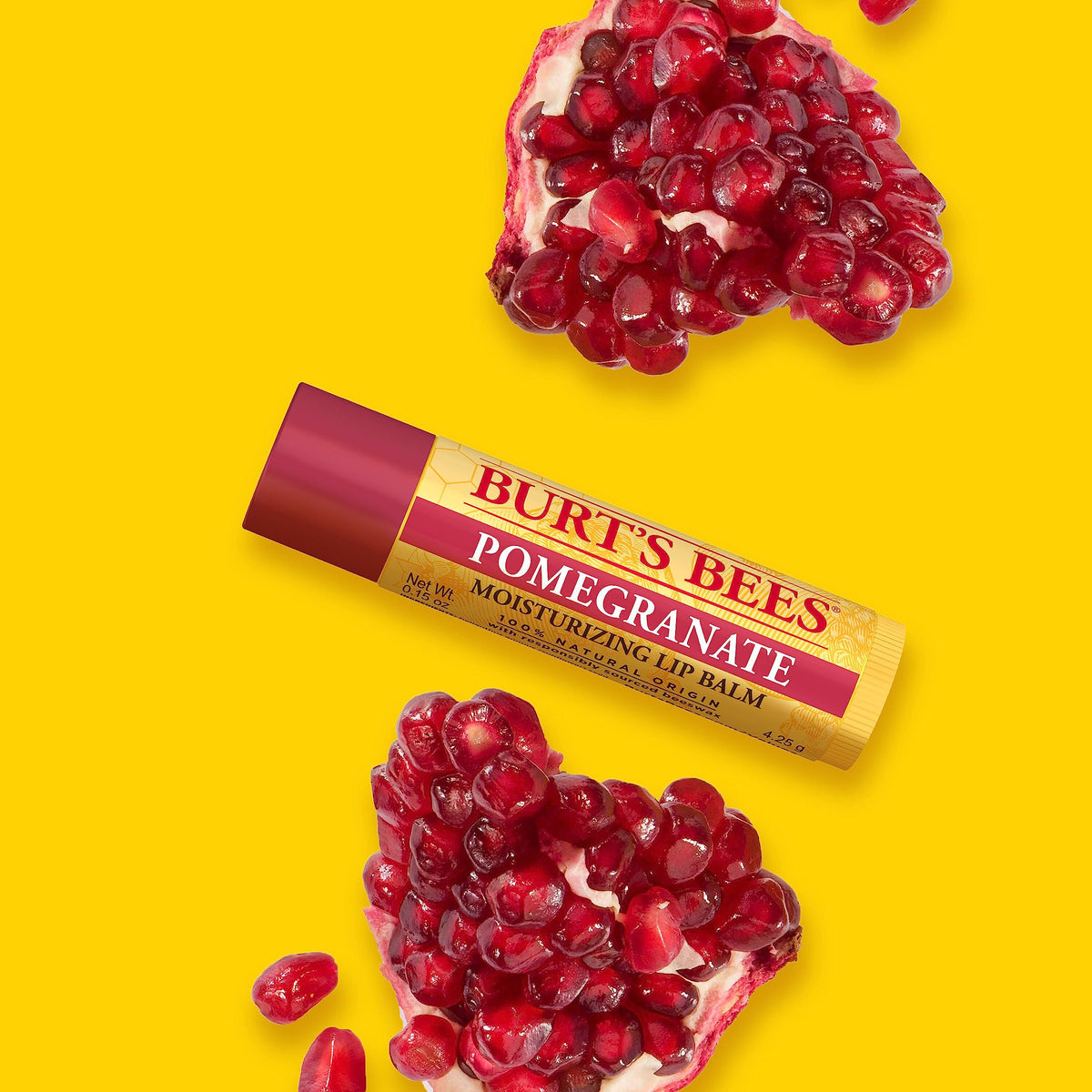 Burt's Bees Baume à Lèvres Pomme Grenade sur une table