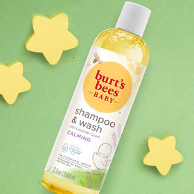 Burt's Bees Shampoo et Gel Douche Bébé Lavande 355 ml sur une serviette