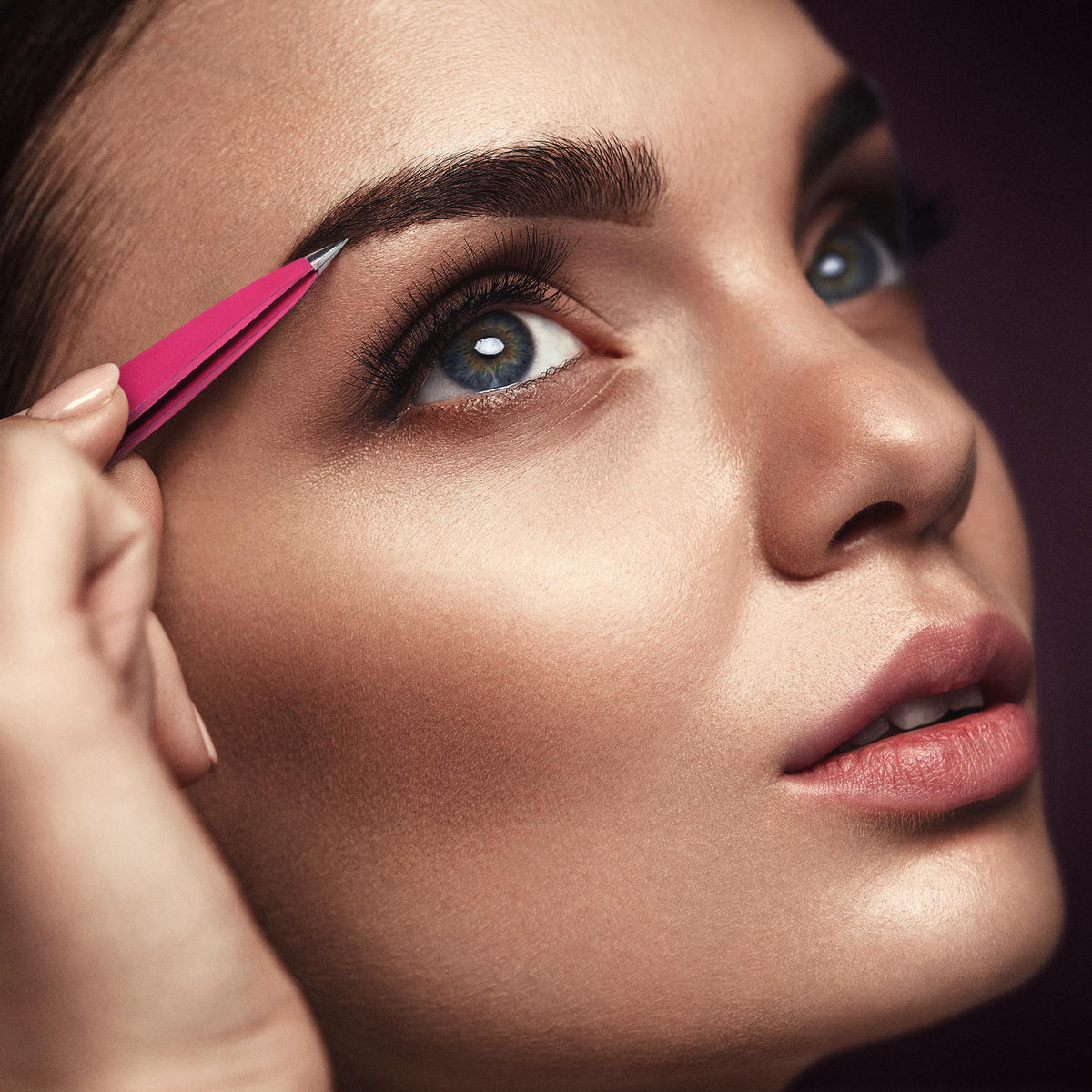By MILLY Pinceau Pointu en Acier Inoxydable à côté d'autres accessoires de beauté