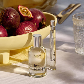 By Rosie Jane Eau de Parfum Matilda 10 ml sur une table