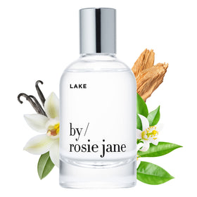 By Rosie Jane Eau De Parfum Spray Lake 50ml devant un fond naturel