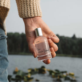 By Rosie Jane Eau De Parfum Spray Lake posée sur une table en bois