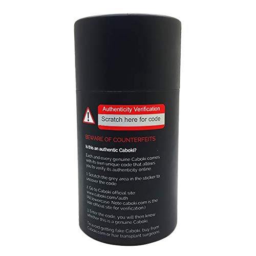 Caboki Fibres Capillaires 30g Châtain Clair sur une table avec d'autres produits de beauté