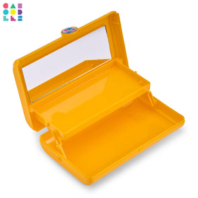Caboodles Take-It Tote trousse de maquillage lifestyle sur une table
