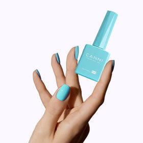CANNI vernis gel bleu pastel sur table de manucure