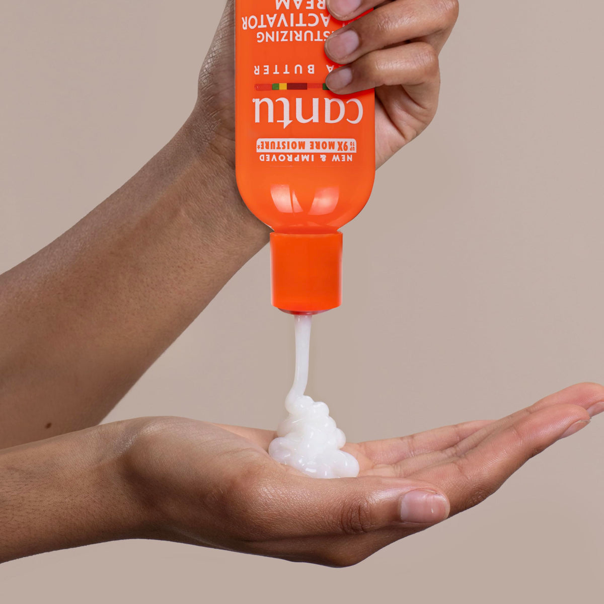Cantu Crème Activateur de Boucles sur une coiffeuse