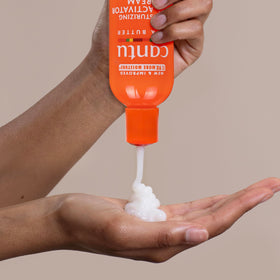 Cantu Crème Activateur de Boucles sur une coiffeuse