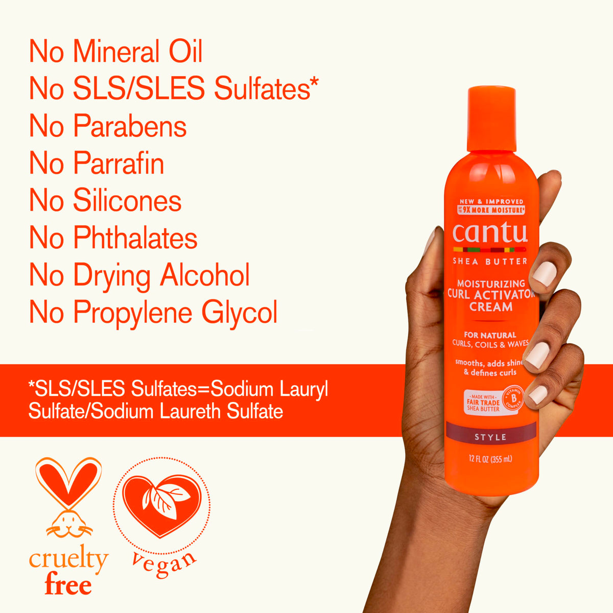 Cantu Crème Activateuse de Boucles 12 oz à côté de produits capillaires