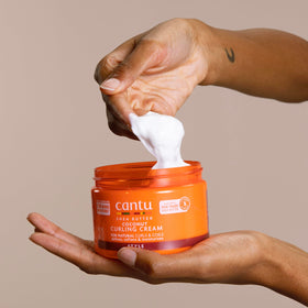 Cantu Crème de Boucles au Beurre de Karité en utilisation