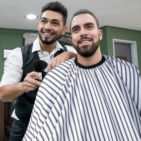 Cape de coiffeur FEBSNOW pliée avec accessoires