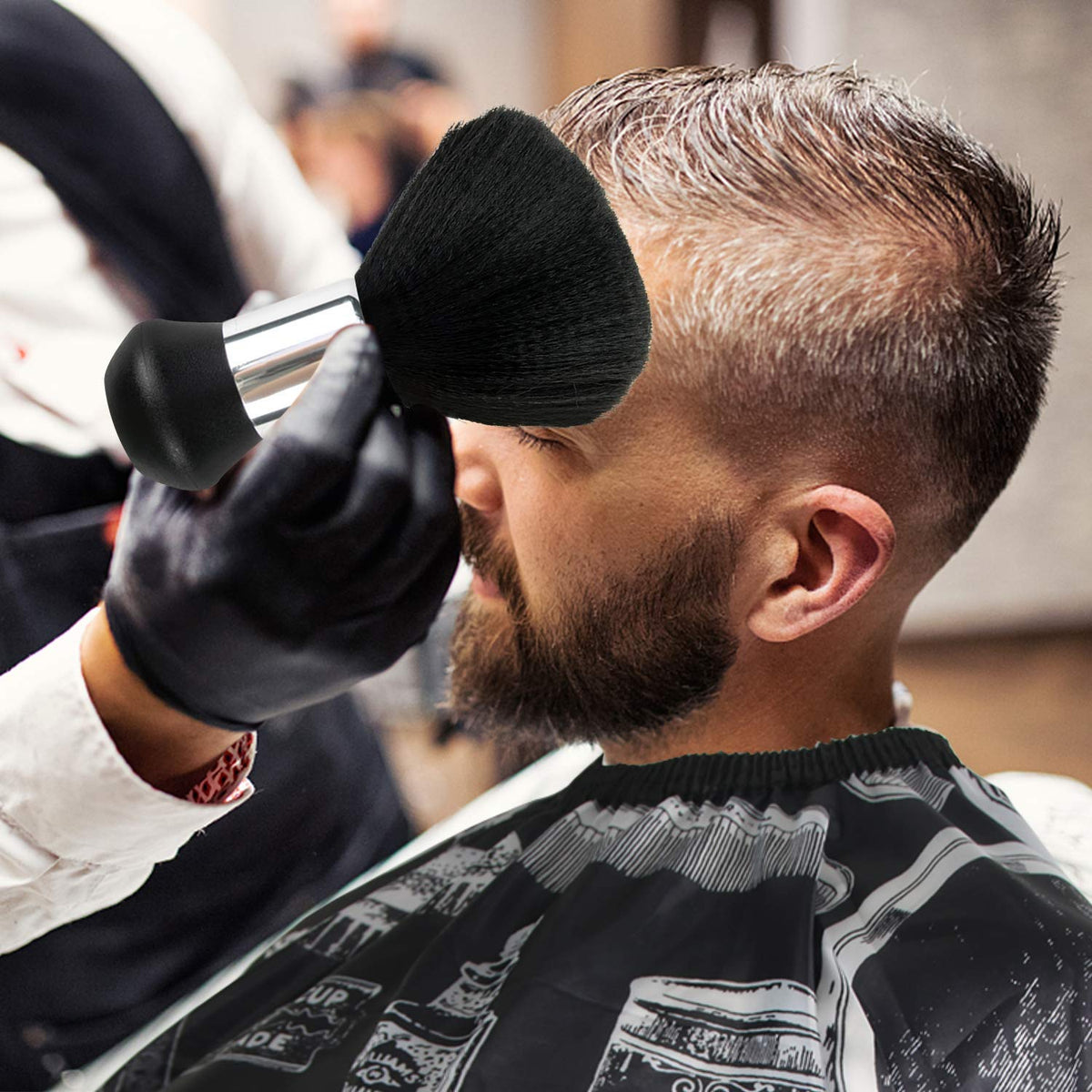 Cape de coiffeur FEBSNOW portée lors d'une coupe de cheveux