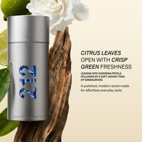 Carolina Herrera 212 Men Eau de Toilette sur une surface réfléchissante
