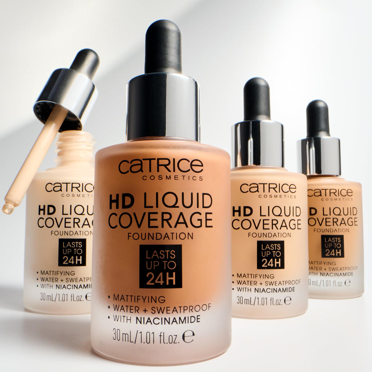 Catrice Fond de Teint HD Liquid Coverage 002 Porcelain Beige en application