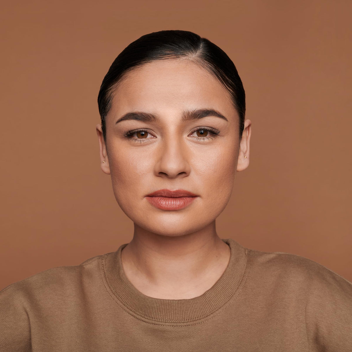 Catrice Fond de Teint HD Liquid Coverage 048 Beige Desert en application sur le visage