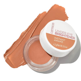 Catrice Under Eye Brightener texture crémeuse sur la main