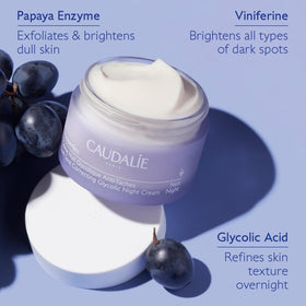 Caudalie Crème de Nuit Vinoperfect 50 mL présentation à côté de fleurs