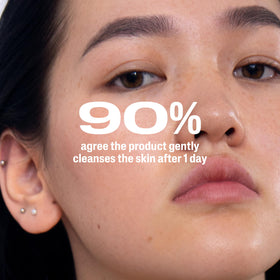 Cetaphil nettoyant moussant doux anti-acné texture sur la main