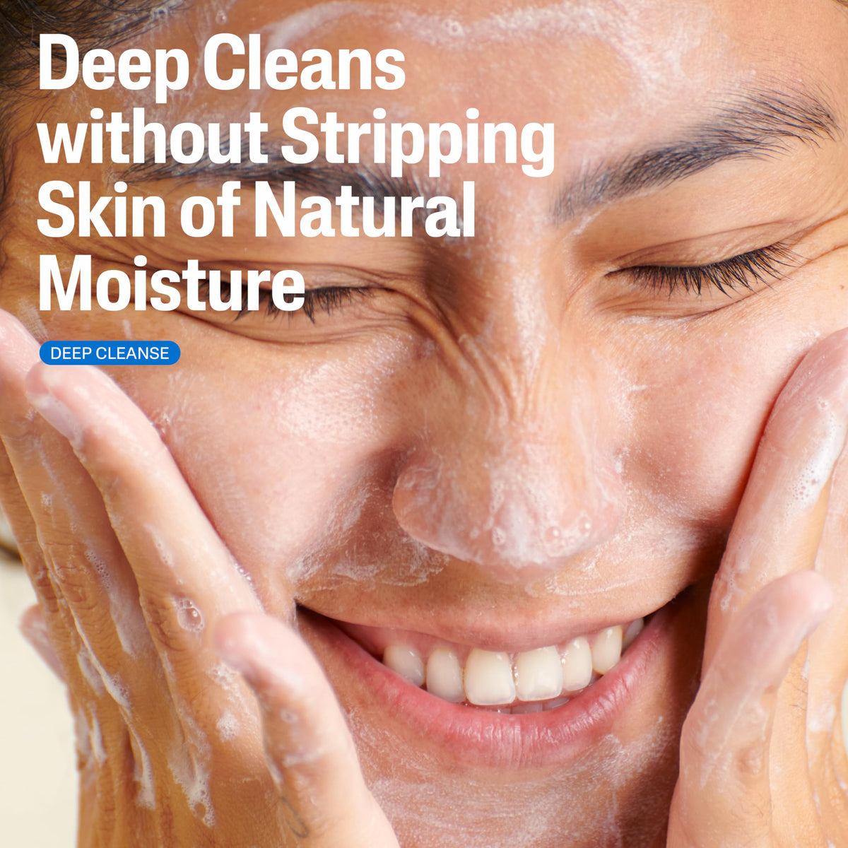 Cetaphil Nettoyant Visage Quotidien 540g sur un fond de salle de bain
