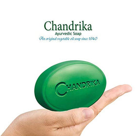Chandrika Savon en utilisation, mousse douce sur la peau