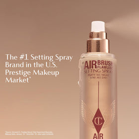 Charlotte Tilbury Airbrush Flawless Setting Spray sur un fond neutre